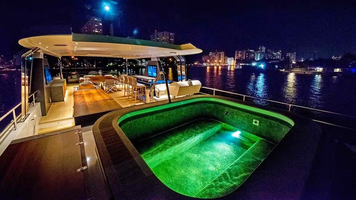 ALPHA 106 — Alpha Motor Yacht, 32.31m, charter in East Coast United States