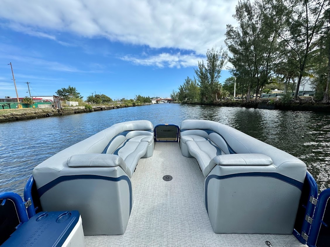 PONTOON BOAT IN MIAMI 30