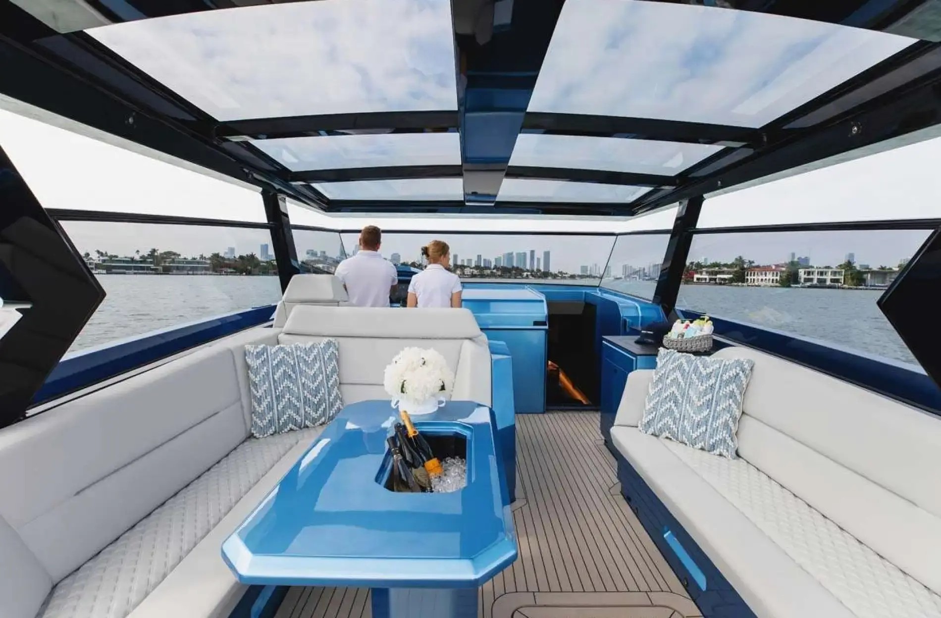 VANQUISH 58 — view 3