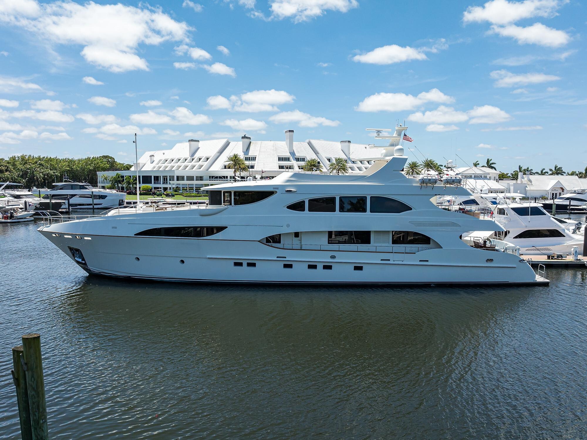 IAG 127 — IAG Motor Yacht, 38.71m, charter in East Coast United States