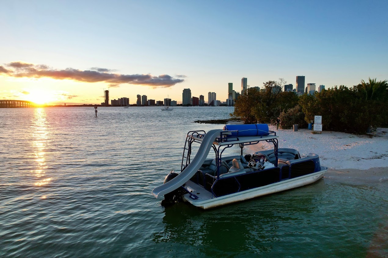 PONTOON BOAT IN MIAMI 30 in East Coast United States — view 2
