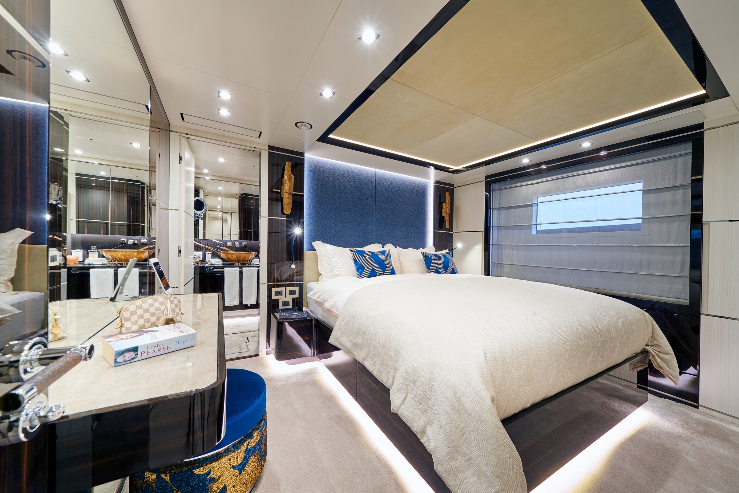 HAPPY ME — Guest double cabin with modern lighting