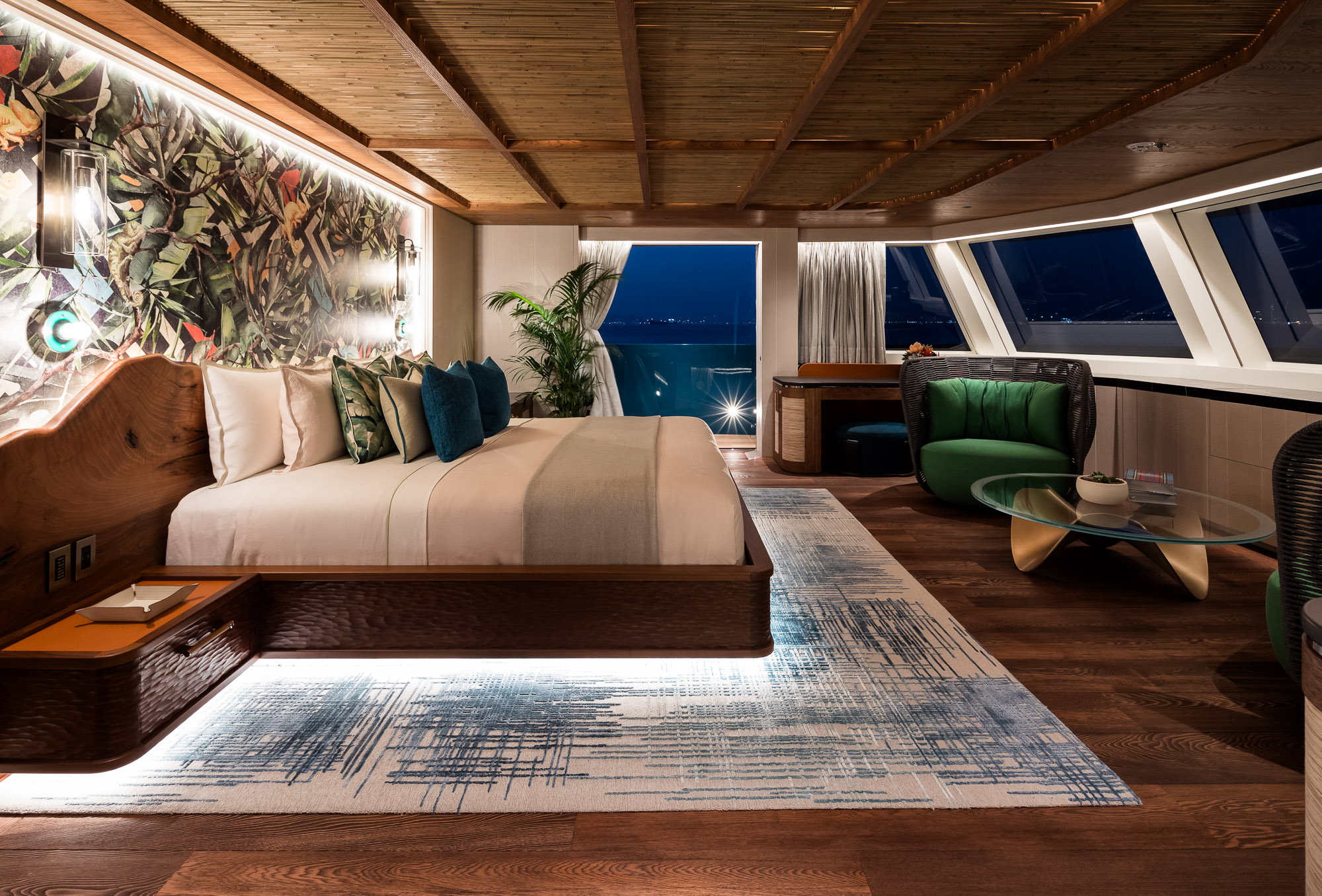 KING BENJI — Master stateroom