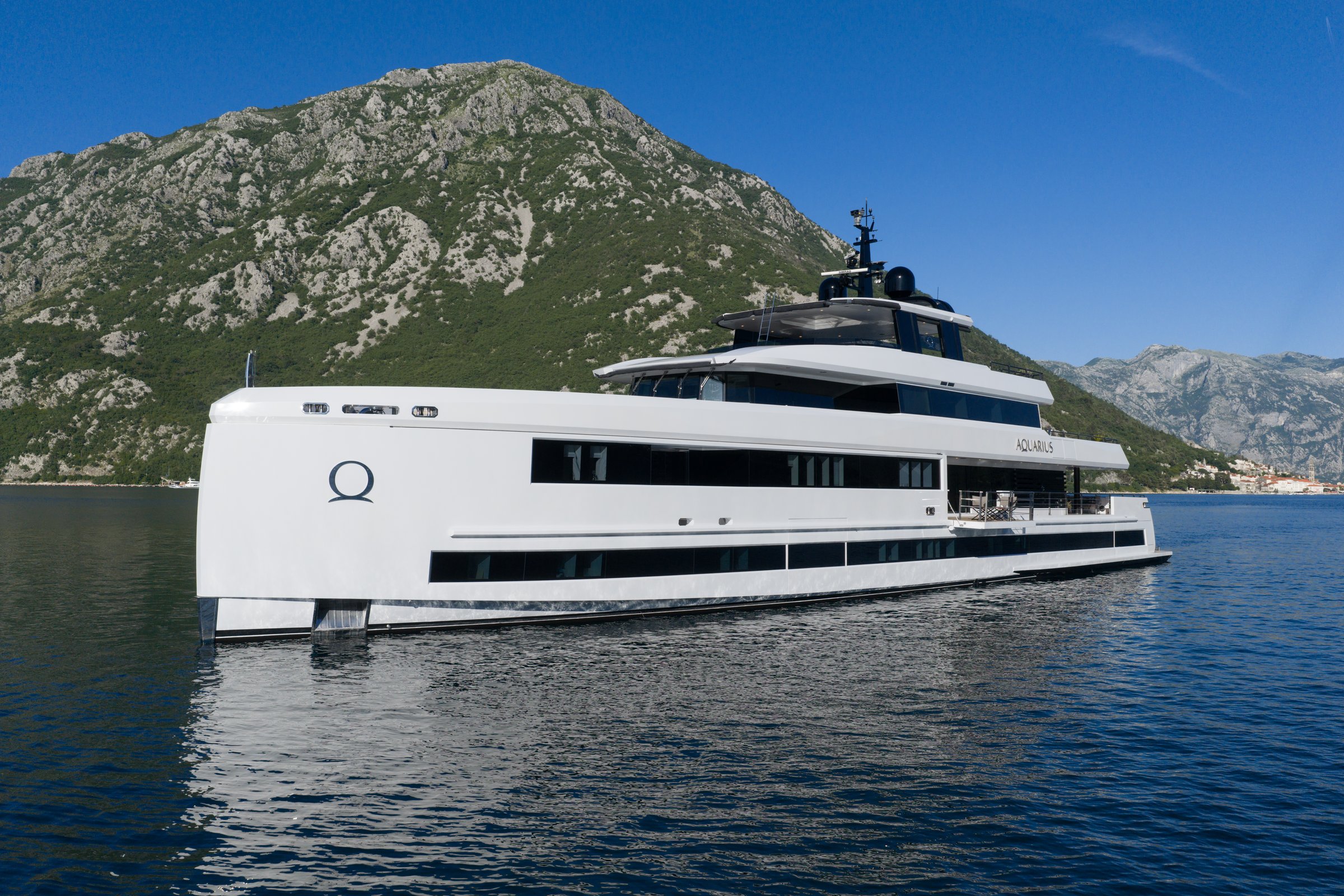 Full profile view of the 45.77m Mengi Yay AQUARIUS at anchor
