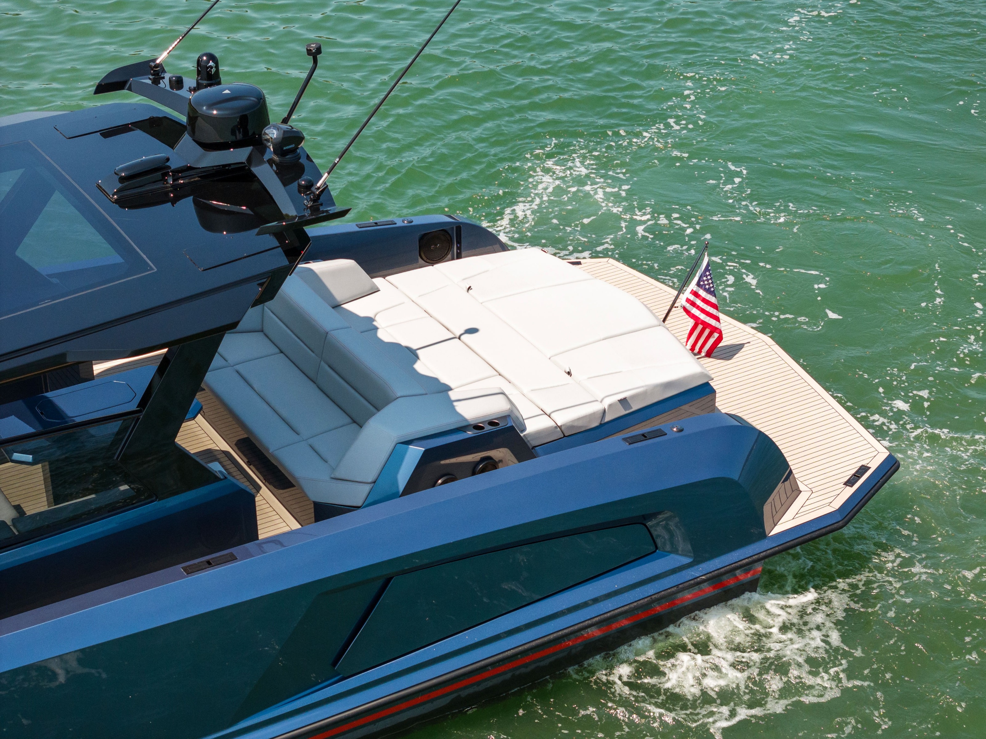 VANQUISH 52 — view 4