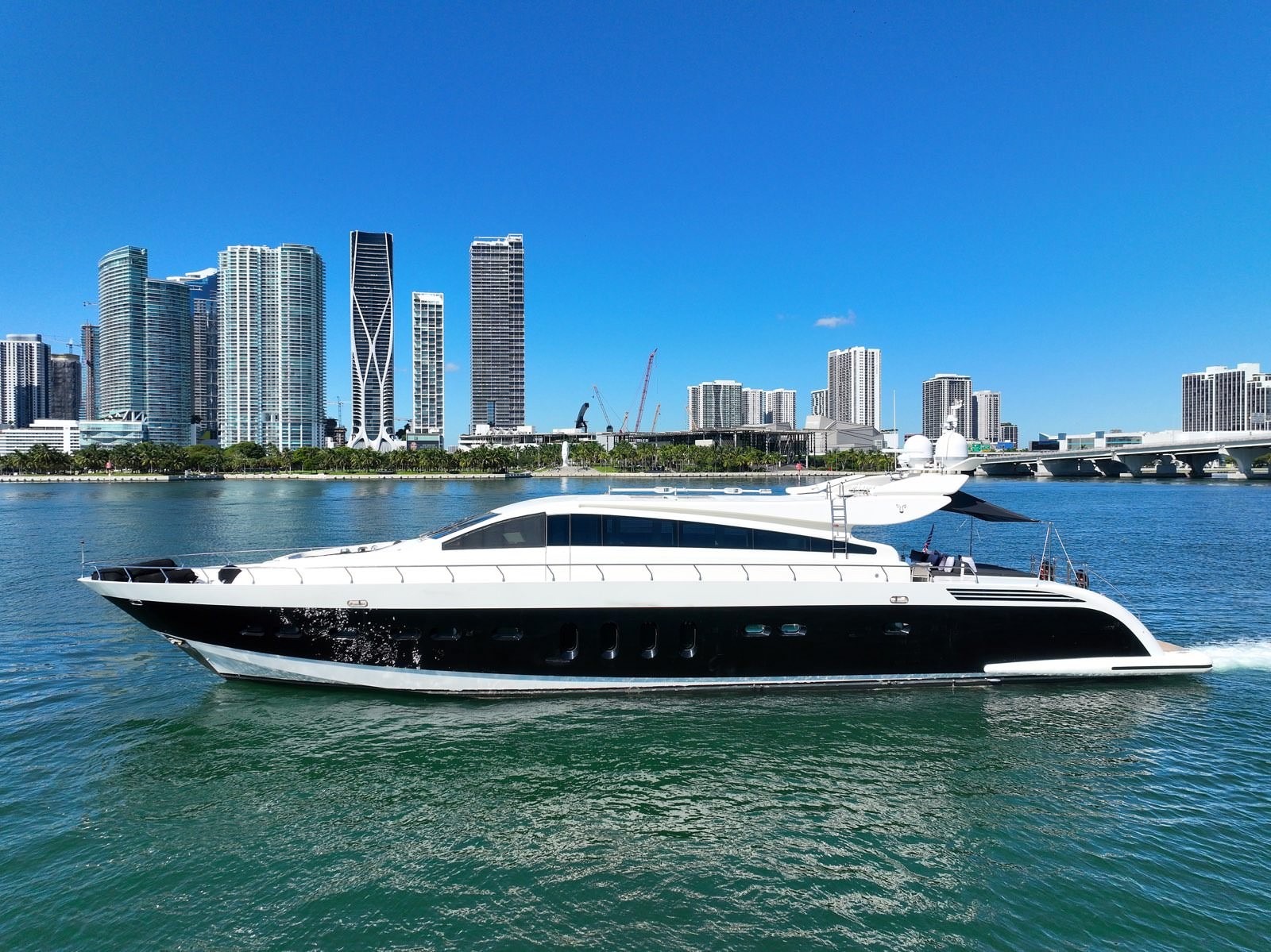 LEOPARD SPORT 101 — Leopard Sport Motor Yacht, 30.78m, charter in East Coast United States