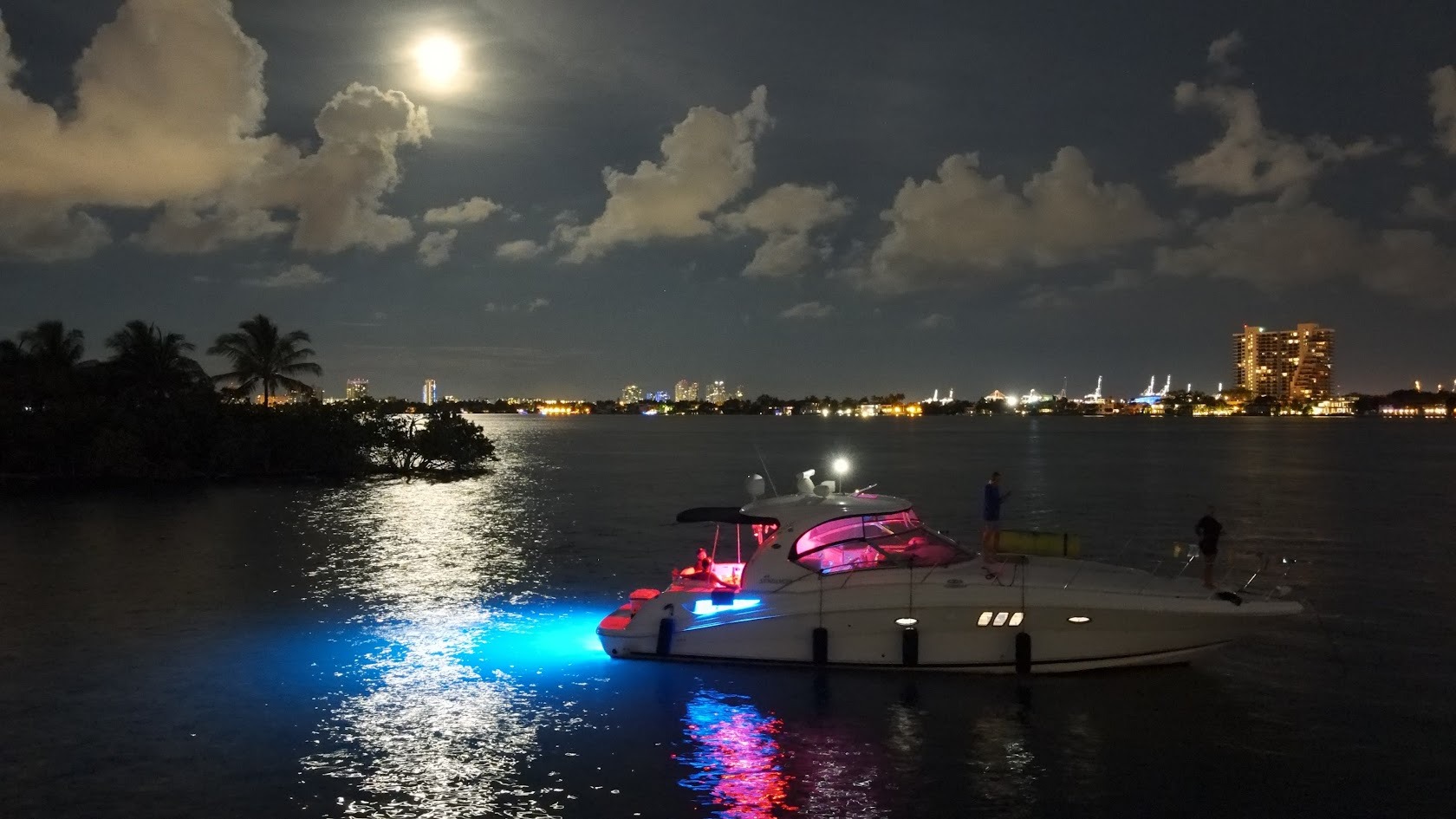 SEARAY SUNDANCER 44 in East Coast United States — view 2