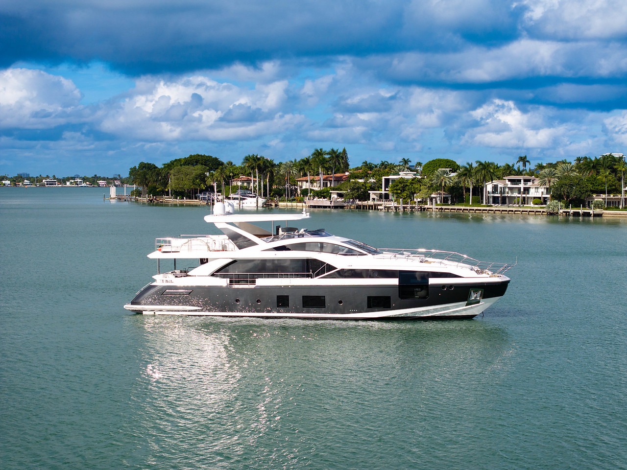 AZIMUT 27MGRANDE 88 — Azimut 27MGrande Motor Yacht, 26.82m, charter in East Coast United States