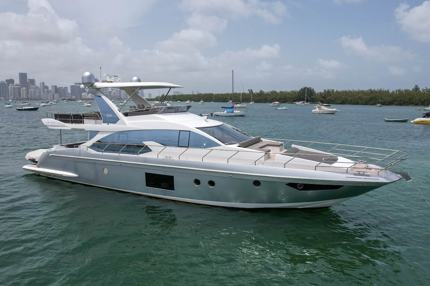 AZIMUT 68 — Azimut Motor Yacht, 20.73m, charter in East Coast United States