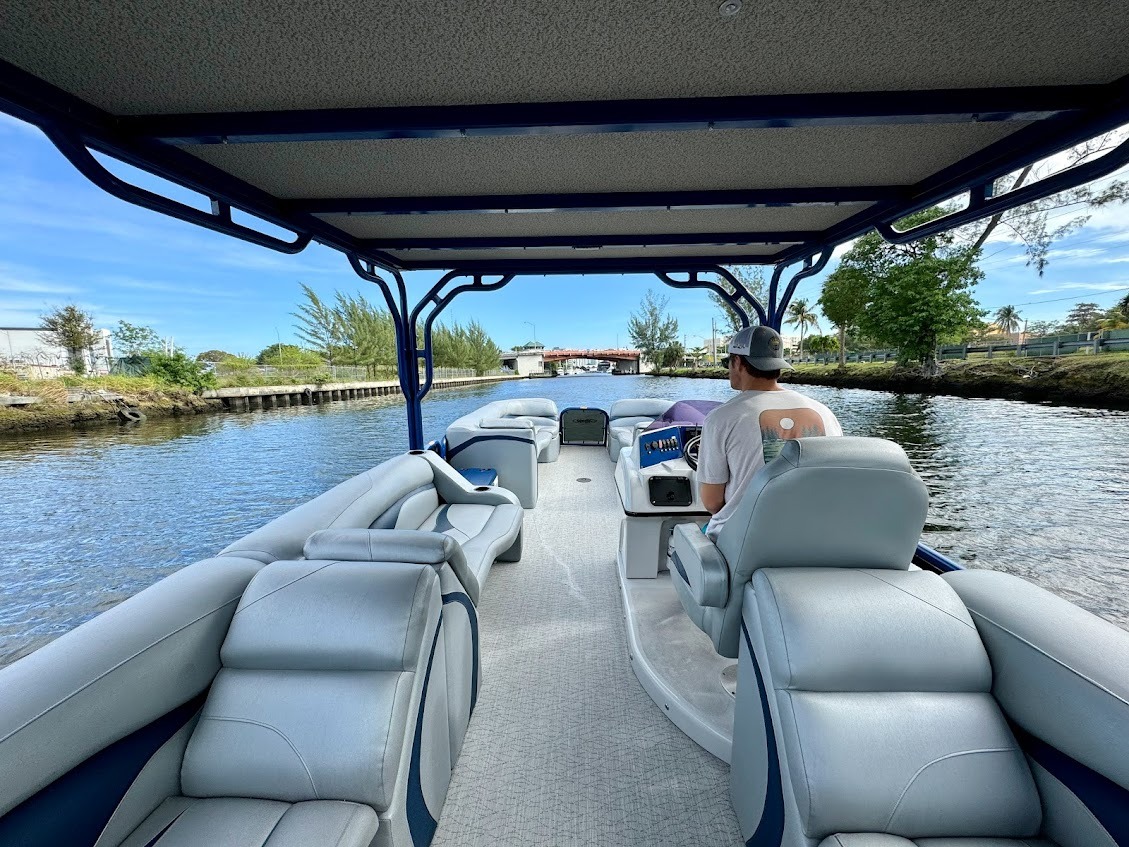 PONTOON BOAT IN MIAMI 30 in East Coast United States — view 3