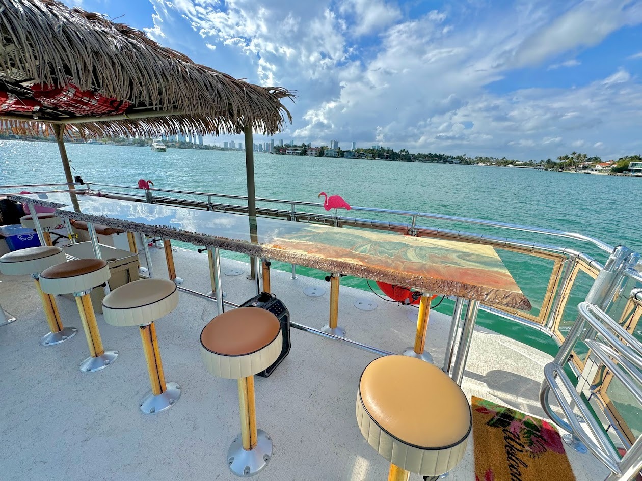 TIKI BAR 30 — Tiki Bar Motor Yacht, 9.14m, charter in East Coast United States
