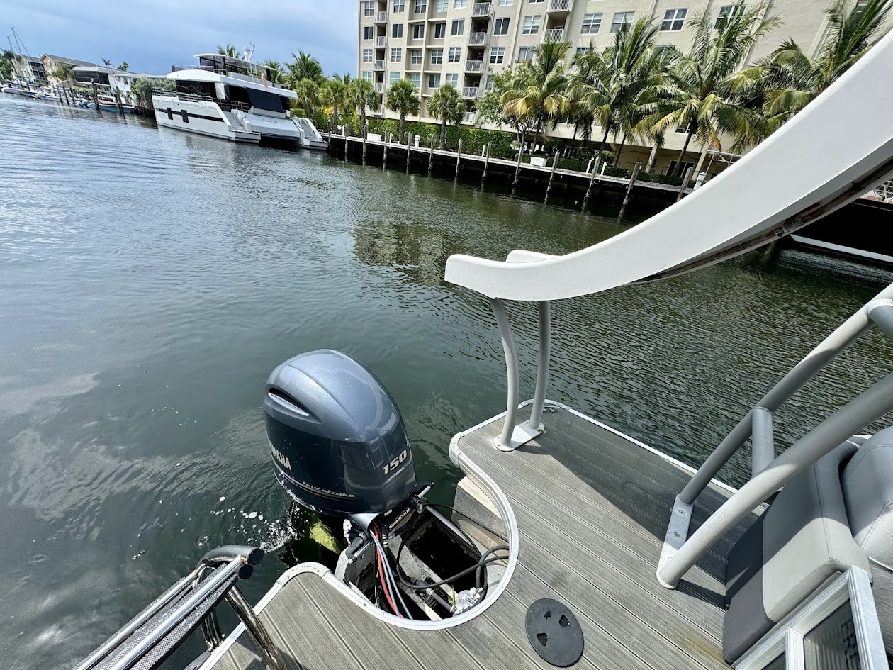 PONTOON BOAT IN FORT LAUDERDALE 27 in East Coast United States — view 4