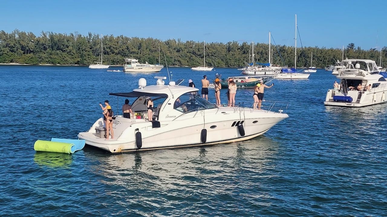 SEARAY SUNDANCER 44 in East Coast United States — view 6
