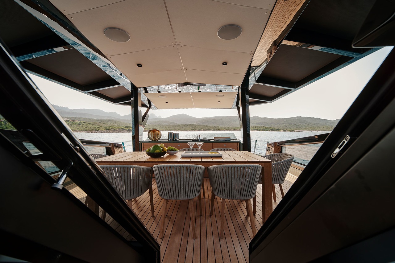 WALLY 85 — view 2