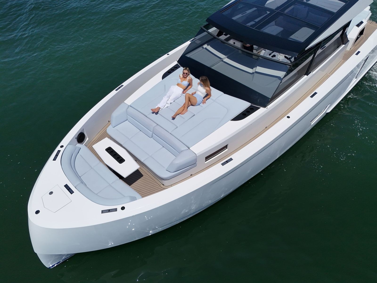 VANQUISH 58 — Vanquish Motor Yacht, 17.68m, charter in East Coast United States
