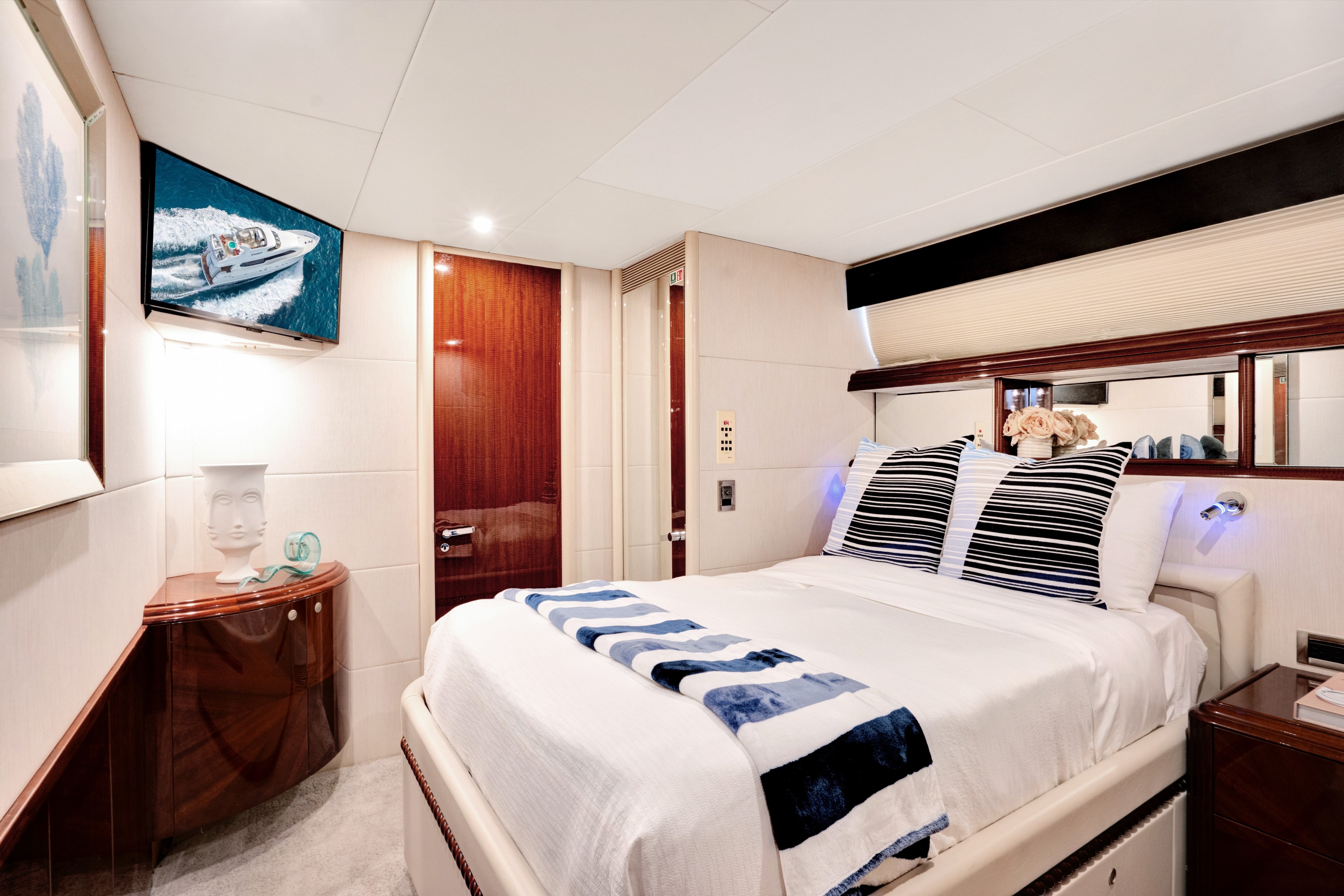 94FT LUXURY YACHT BIMINI GETAWAY 94 in East Coast United States — view 4