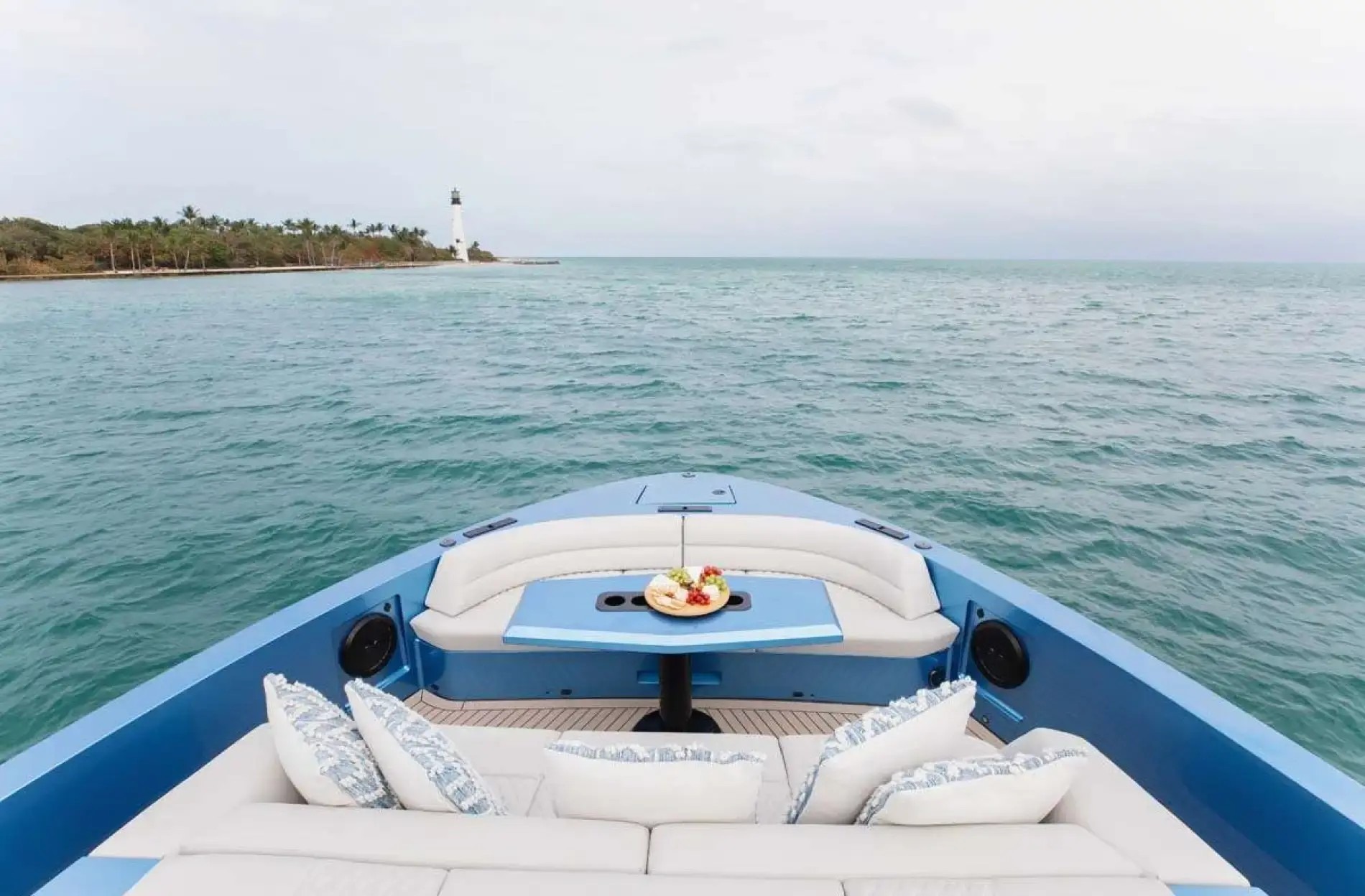 VANQUISH 58 — view 4