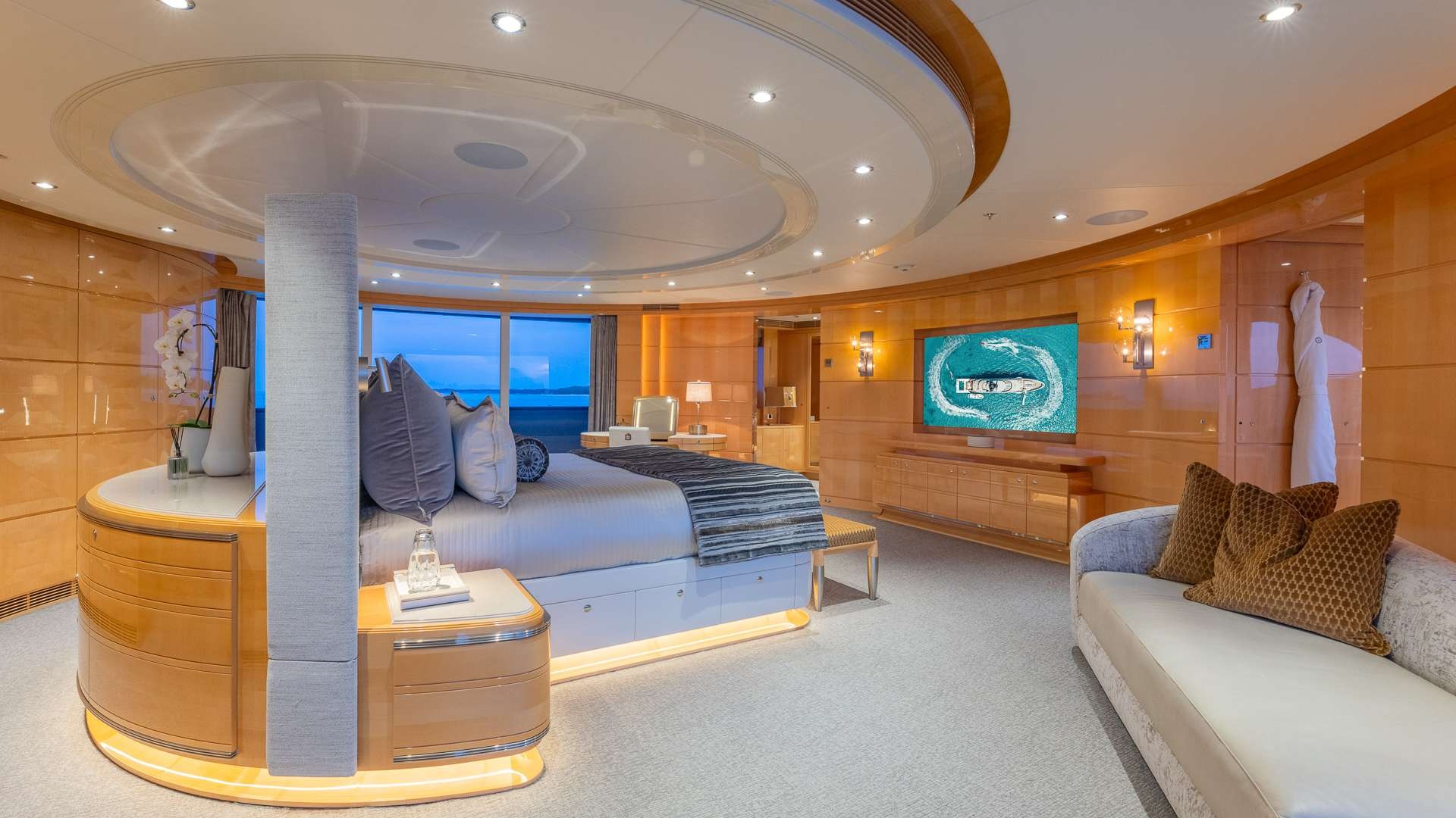 HEESEN 180 in Caribbean — view 5