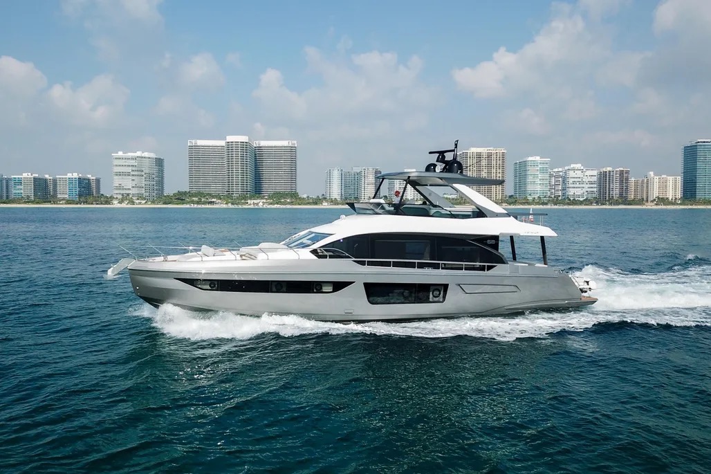 AZIMUT 70 — Azimut Motor Yacht, 21.34m, charter in East Coast United States