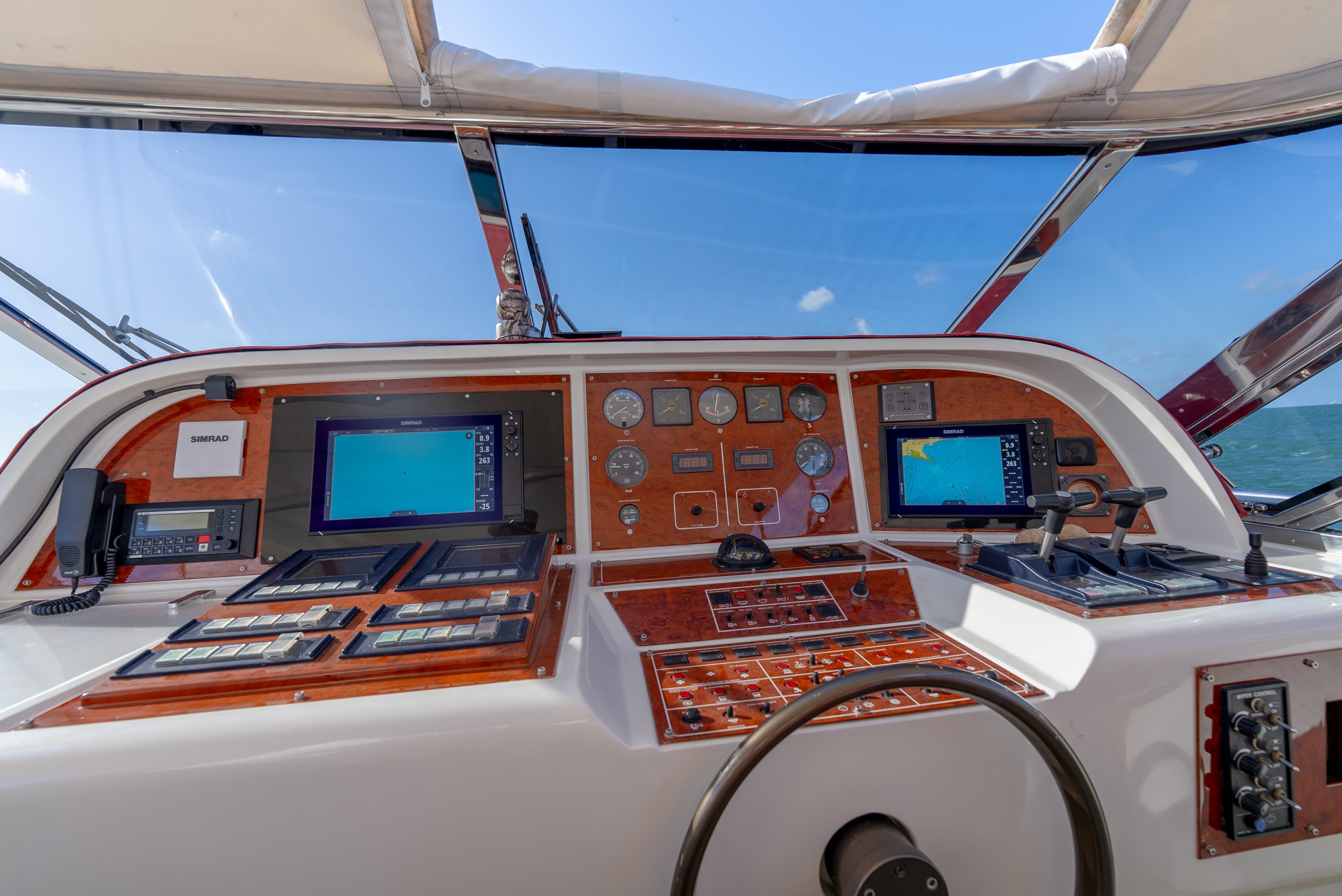 MANGUSTA 84 in East Coast United States — view 6