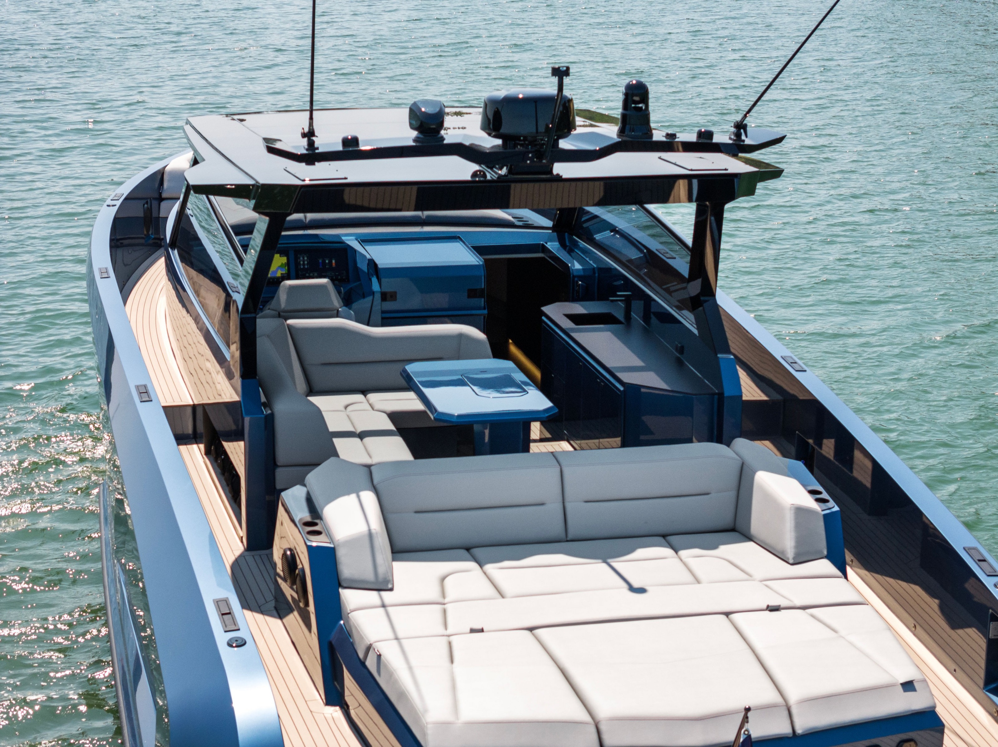 VANQUISH 52 — view 3