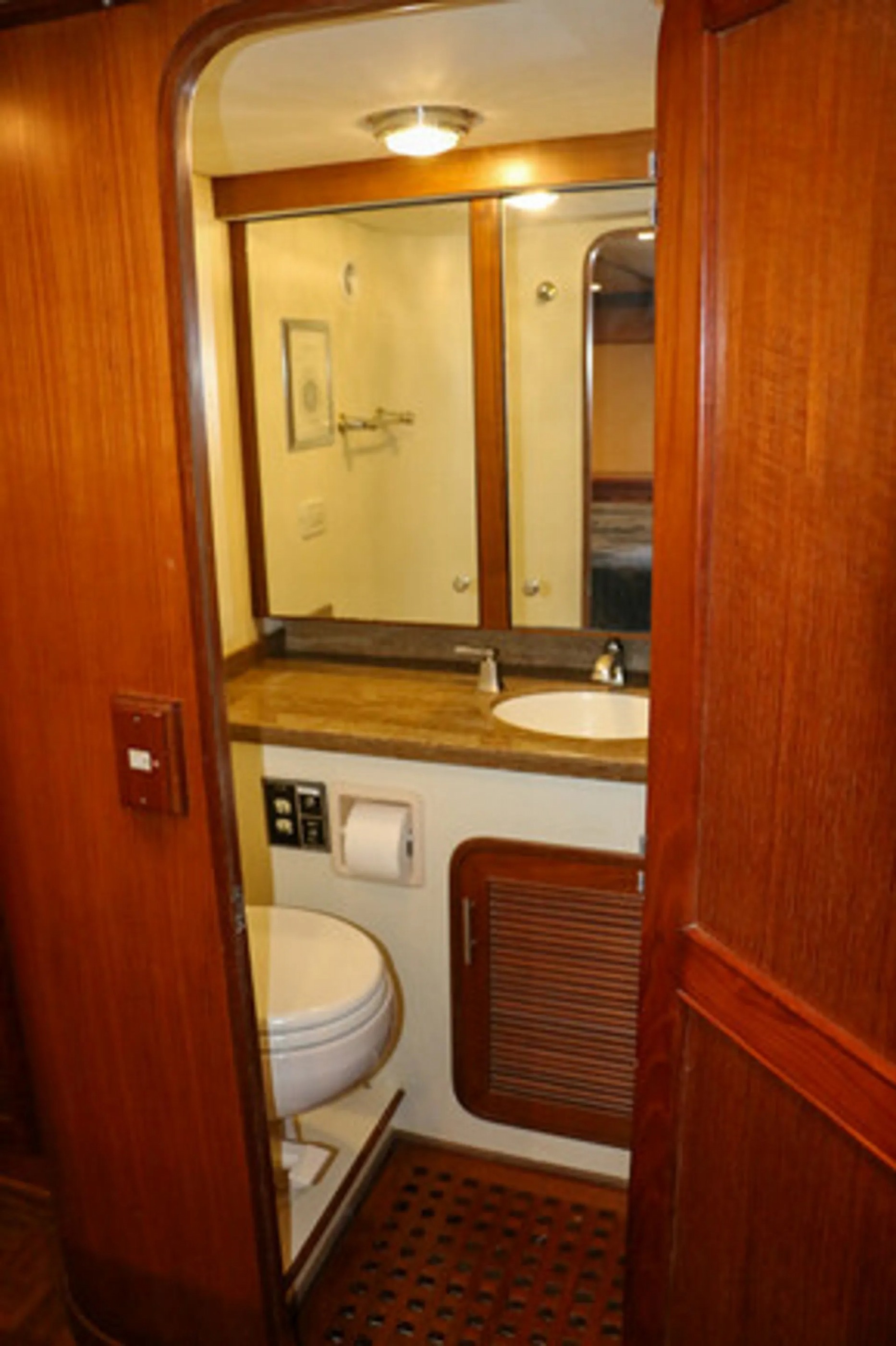 CLASSIC MOTOR YACHT 60 in East Coast United States — view 5