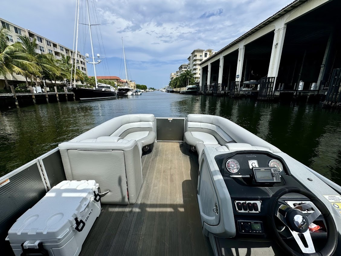 PONTOON BOAT IN FORT LAUDERDALE 27 in East Coast United States — view 7