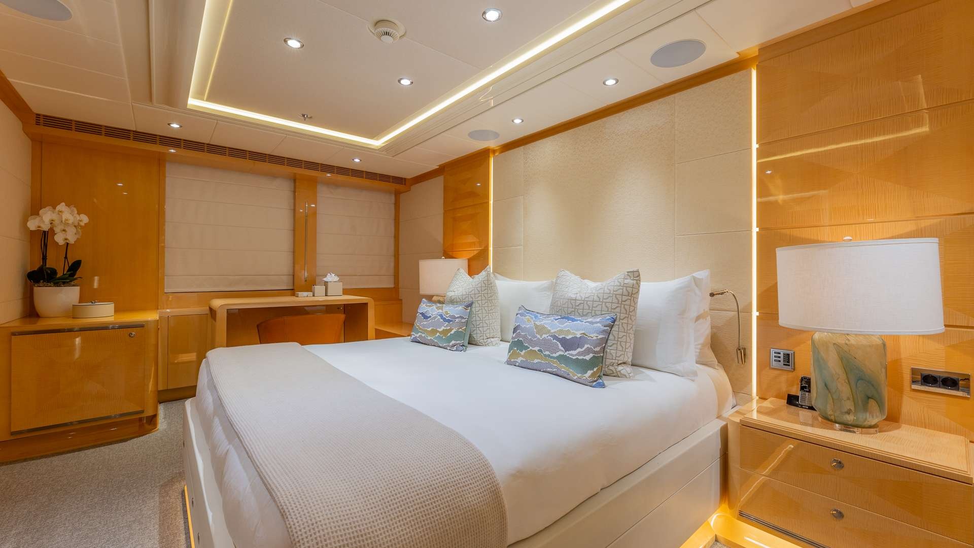 HEESEN 180 in Caribbean — view 11