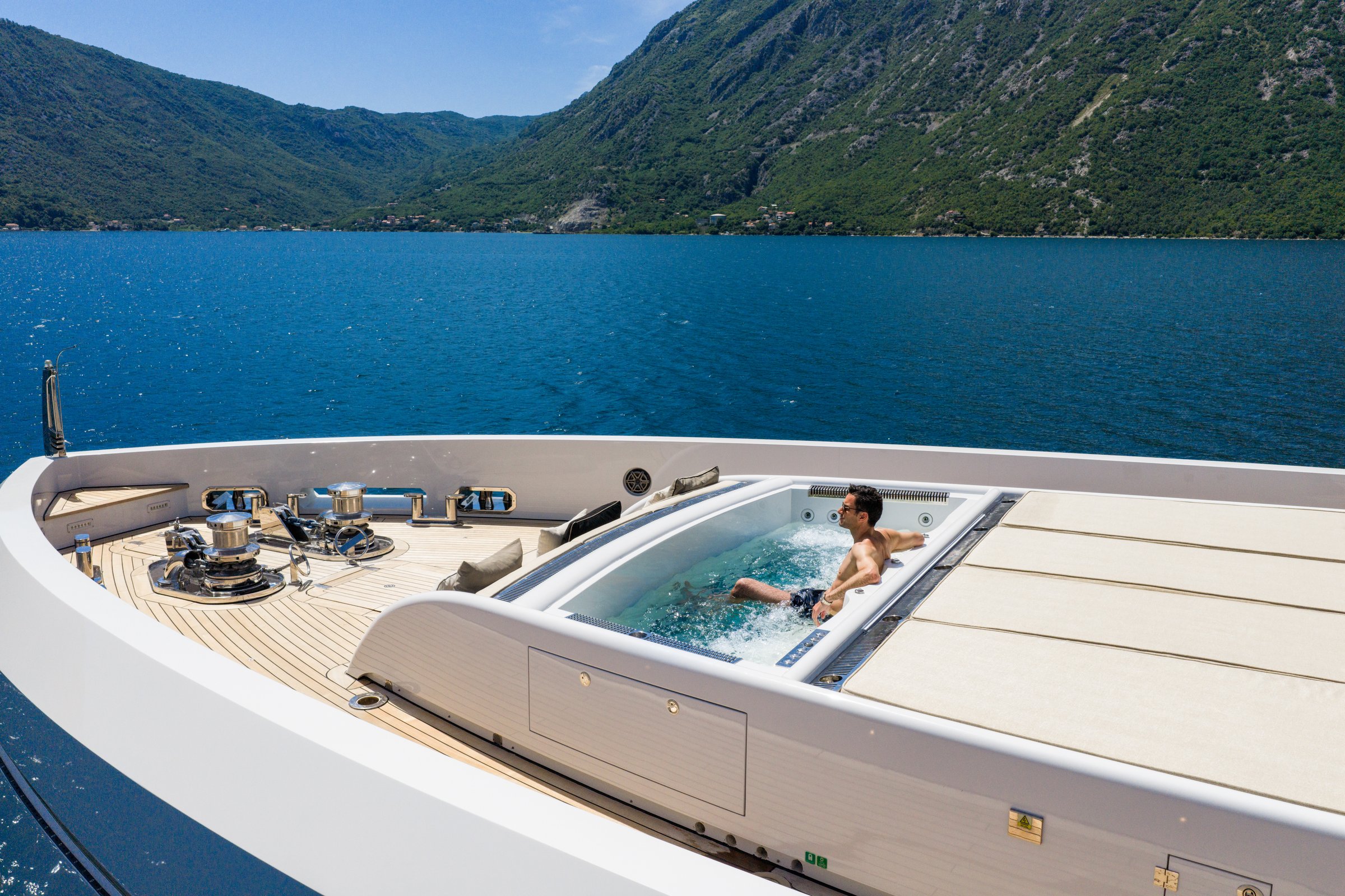 Foredeck spa pool on AQUARIUS with mountain views