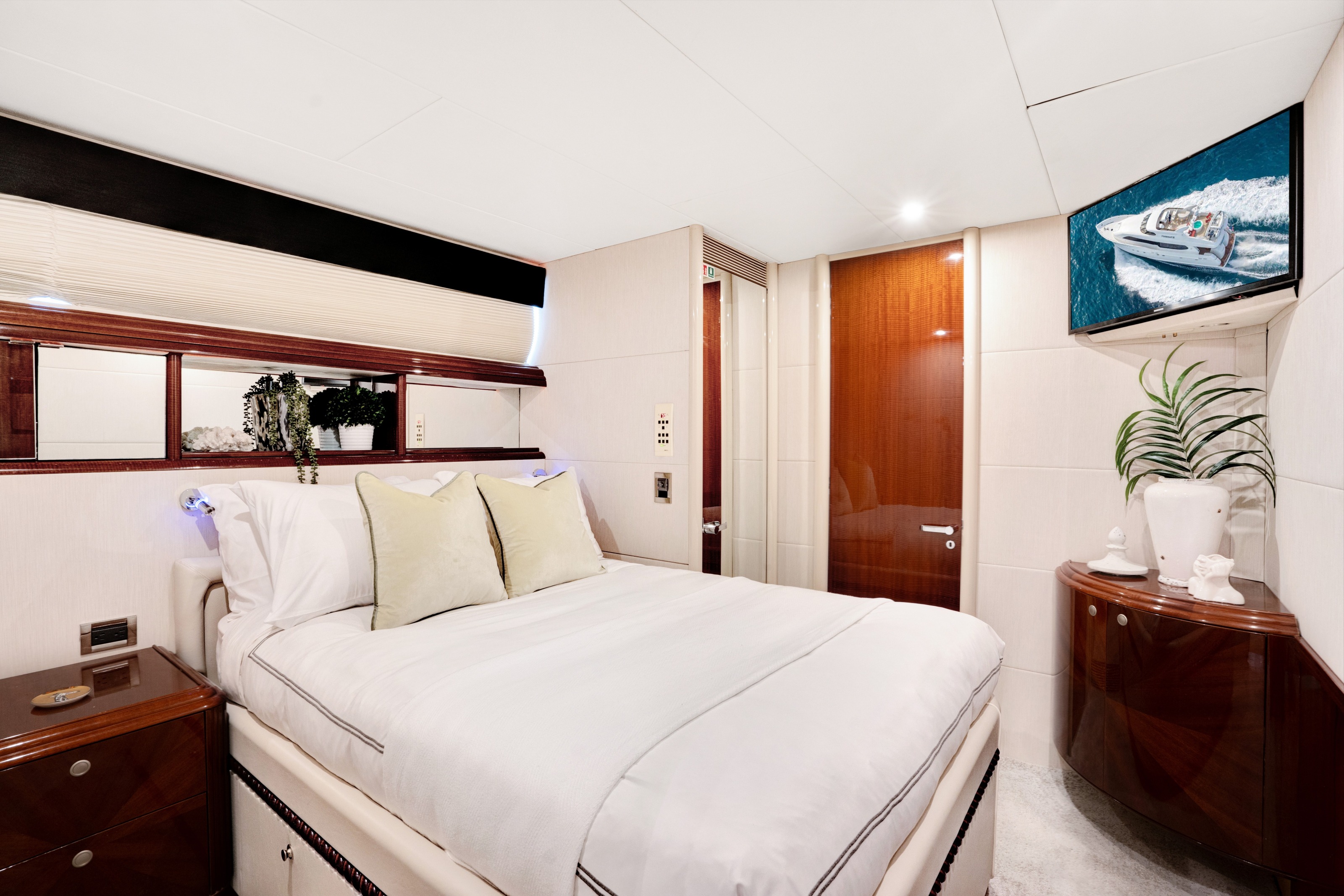 94FT LUXURY YACHT BIMINI GETAWAY 94 in East Coast United States — view 5