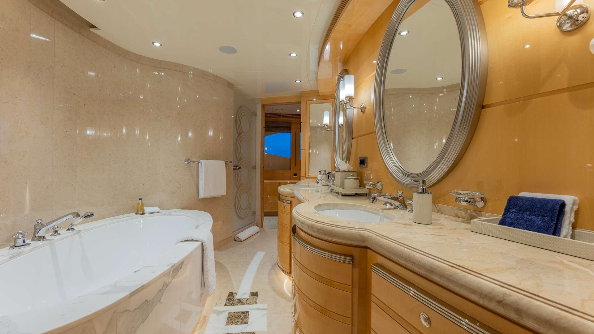 HEESEN 180 in Caribbean — view 10