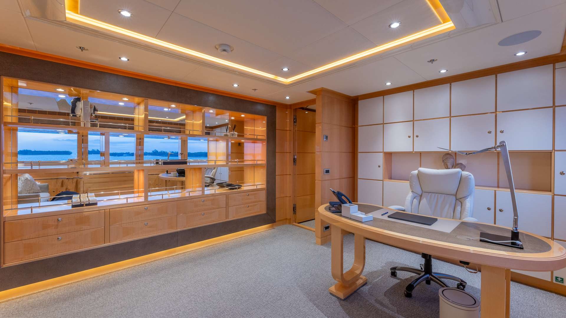 HEESEN 180 in Caribbean — view 9